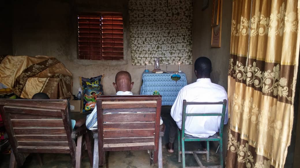 Kresťanská rodina v diecéze Dori počúva svätú omšu cez rádio. Foto ACN